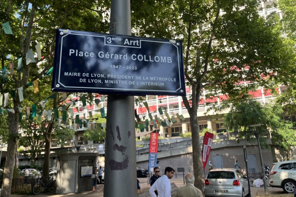 La plaque de la place Gérard Collomb.