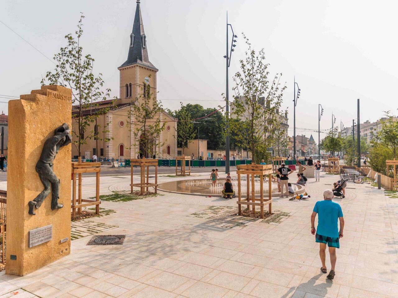 Lyon. Cette très grande place est terminée à Villeurbanne, le chantier du T6 continue
