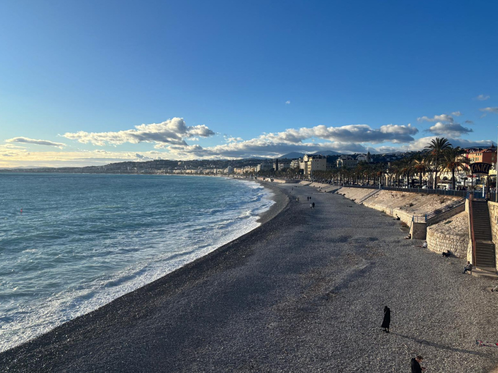 Nice. Un homme se noie sur la promenade des Anglais, la victime meurt à l'hôpital