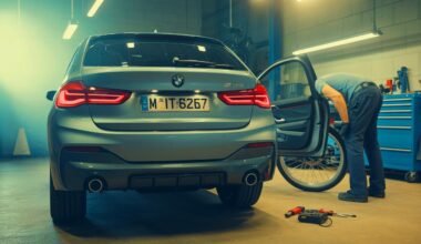 Illustration de la BMW M2 CS sur un circuit, illustrant sa puissance et son design dynamique