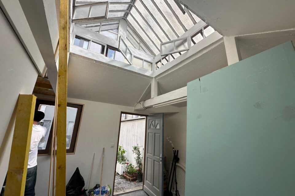 Le plafond de la plus petite maison de Lyon a été dégagé grâce aux travaux de Camille.