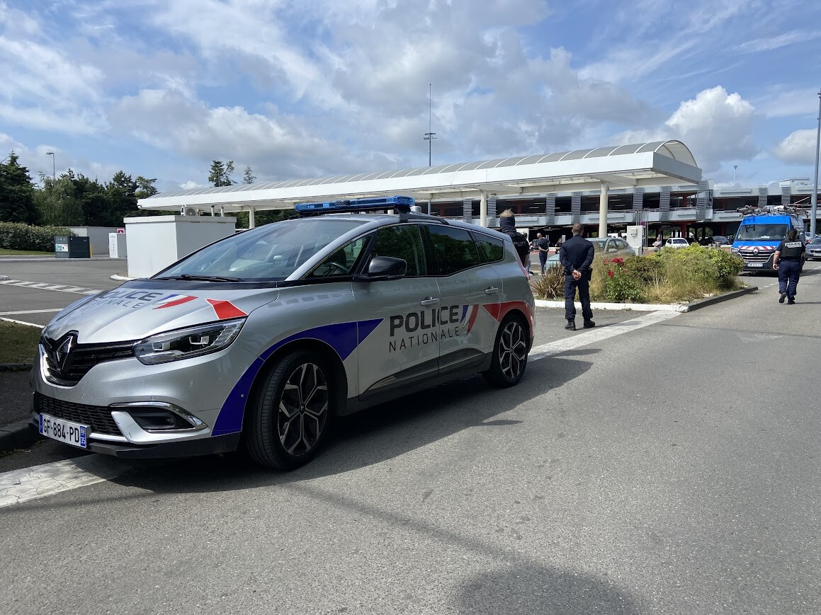 un homme s'immole par le feu à la station-service Leclerc Cleunay, les policiers sur place