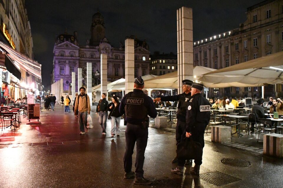 La police nationale a mené un contrôle d'envergure place des Terreaux, à Lyon.