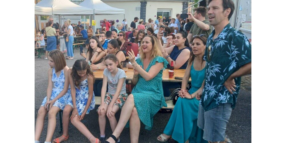 Pompey  : C'est sur le parking du casino que la municipalité a décidé de sacrifier à la tradition de la fête de la musique cette année. Avec tout d'abord une prestation des élèves de l'école de musique attendue des nombreux parents et amis présents venus constater le résultat d'un an de travail des membres du groupe, qui a proposé une série de reprises pop-rock. Après quoi, c'est le groupe local « Eureka » qui a proposé une prestation composée qui poursuivait dans l'esprit de l'école de musique avec une série de compositions et de reprises des tubes des dernières décennies.