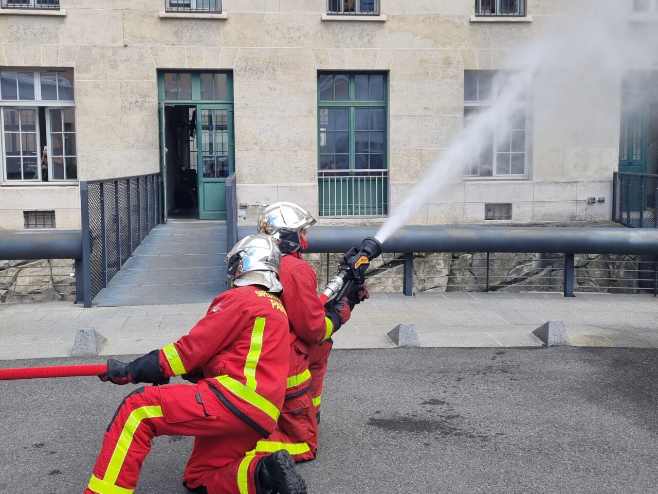 les pompiers de Paris s'équipent de nouvelles lances à incendie