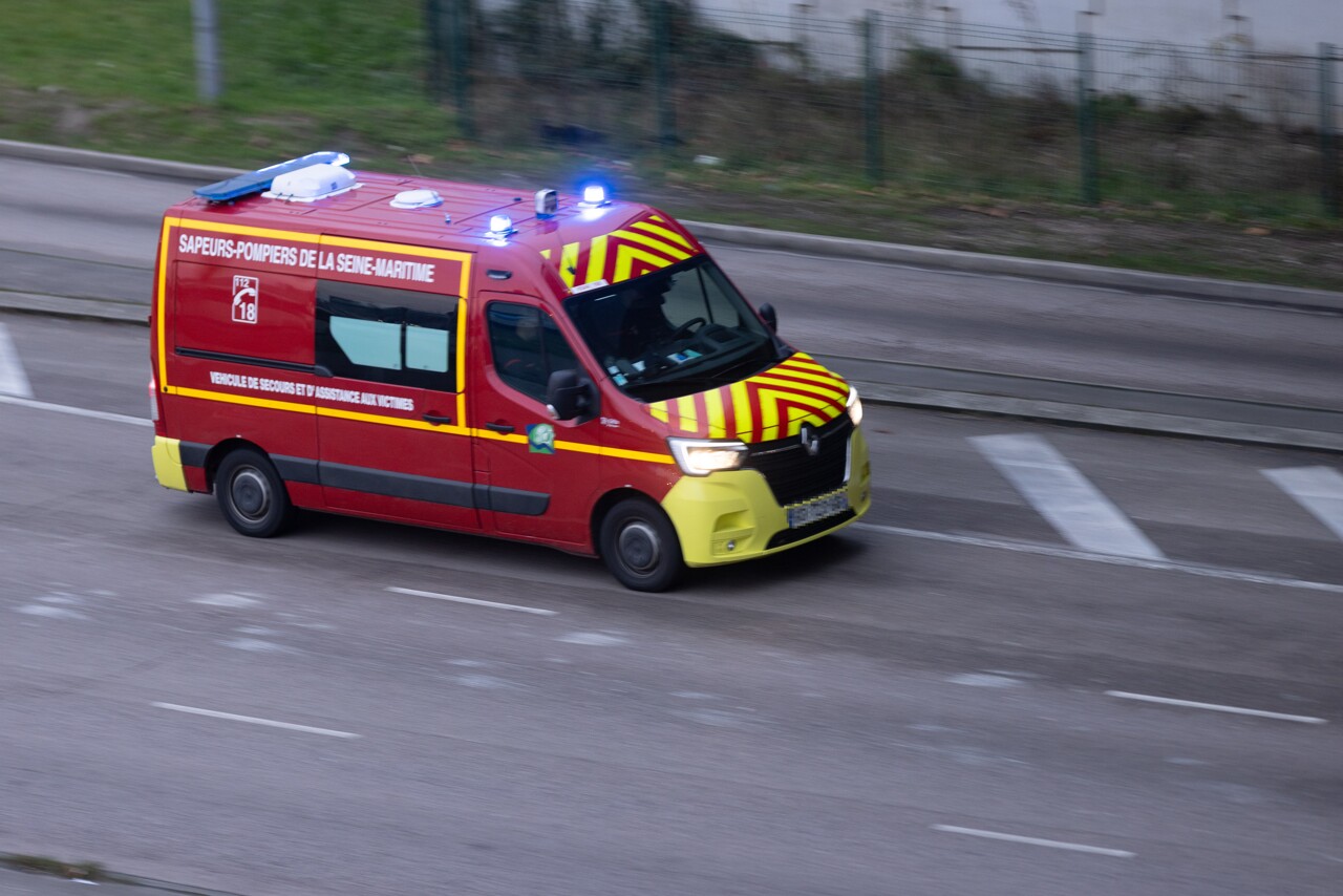 Rouen. En pleine nuit, une camionnette s'encastre dans une trémie : les pompiers interviennent