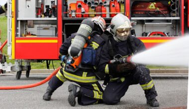 Près de Rouen, la toiture d'un entrepôt désaffecté prend feu : les pompiers sur place