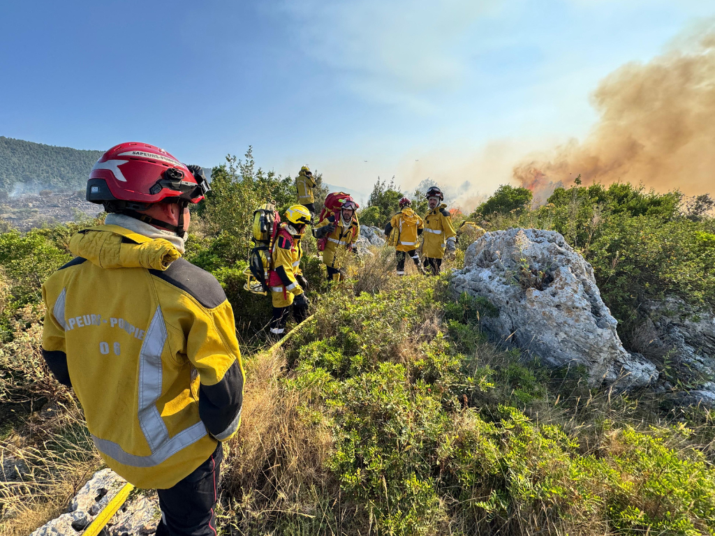 Incendie près de Nice. Des hectares brûlés, des canadairs en renfort : le point