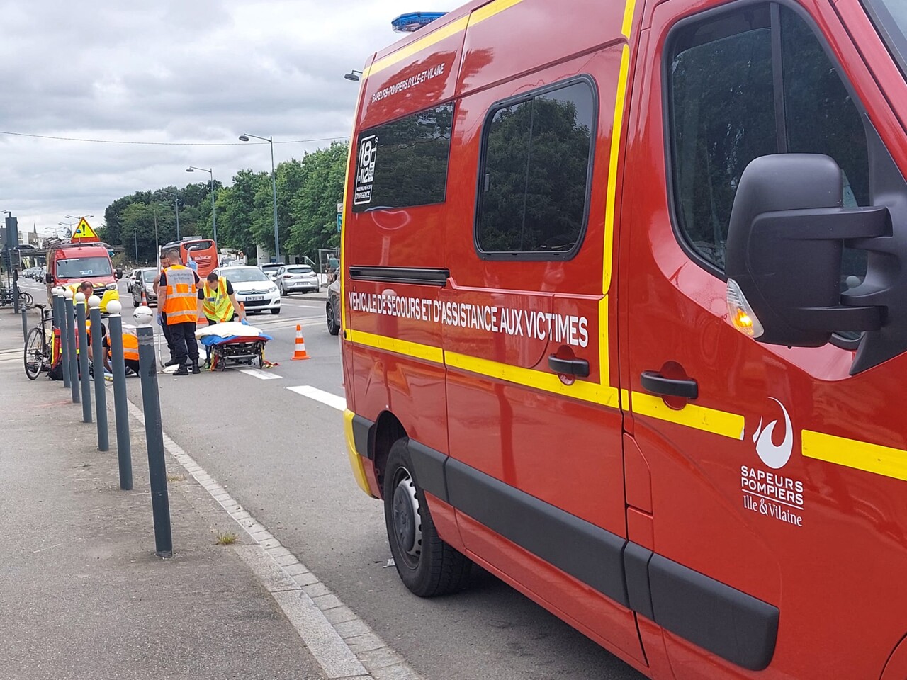 une cycliste fait une chute à vélo rue de Châteaugiron, les pompiers sur place