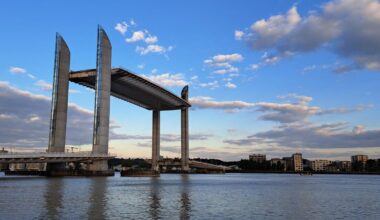 trois paquebots empêchent la traversée sur le pont Chaban-Delmas