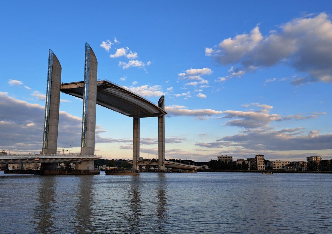 trois paquebots empêchent la traversée sur le pont Chaban-Delmas