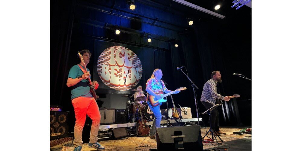 Pour la Fête de la musique, le groupe Ice Bean a enflammé le Foyer culturel Gérard-Léornard. Des grands classiques rock revisités, lancement des festivités avec Miseriou de Dick Dale (Pulp fiction), sans oublier Queen, les Rolling Stones et AC/DC.