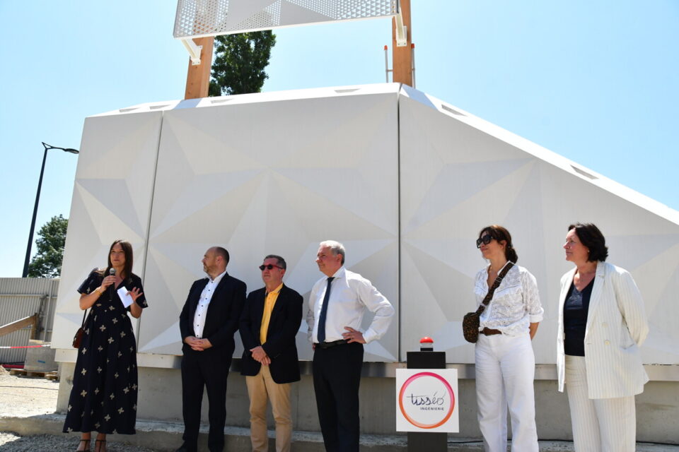 Jean-Luc Moudenc, président de Toulouse Métropole, Jean-Michel Lattes, président de Tisséo et Emilion Esnault, maire du quartier, ont découvert le mur qui habillera la station d'Aerospace Campus à Montaudran.