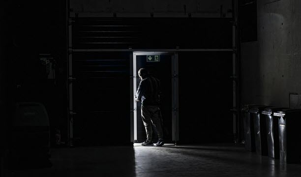 Prendre soin d’Alexander Zeldin, du 7 au 17 octobre au TNS. L’auteur et metteur en scène britannique Alexander Zeldin se produit pour la première fois au TNS. Ses spectacles, joués dans le monde entier, s’inscrivent dans un théâtre qui, à l’instar de son compatriote Ken Loach, regarde le monde et met en scène des gens ordinaires avec tendresse, empathie, des hommes et des femmes qui aspirent au bonheur.   Photo Gianmarco Bresadola
