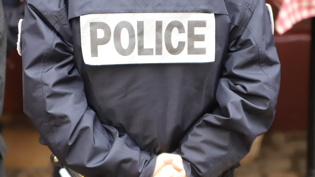 deux individus agressent un quinquagénaire, un cutter brandi pour dérober sa sacoche Lacoste