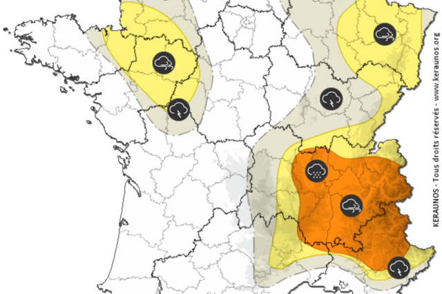 Selon Keraunos, observatoire français des orages et tornades, le risque est faible à modéré, voire localement fort sur le sud-est.   (© Carte Keraunos)