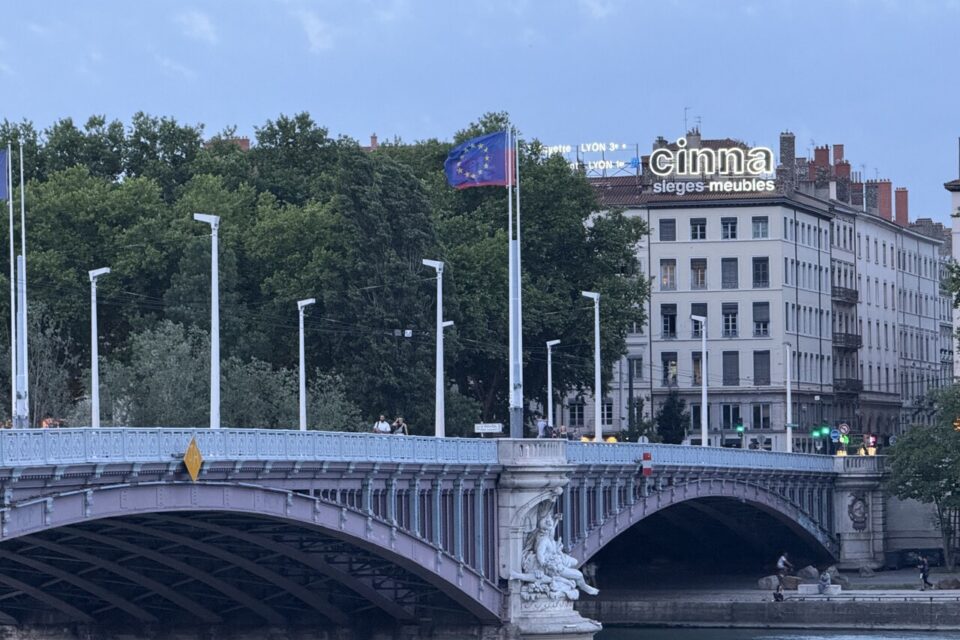 Les enseignes de publicité géantes seront toutes interdites dans la Métropole de Lyon. Ici une publicité encore visible dans le 6e arrondissement qui sera retirée d'ici 2026.