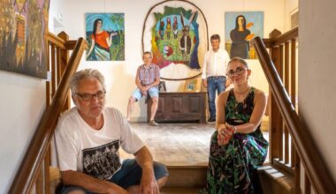 « On est très loin de l’art contemporain commercial »: Les arts singuliers Pluri’Elles investissent la maison du patrimoine de Tusson