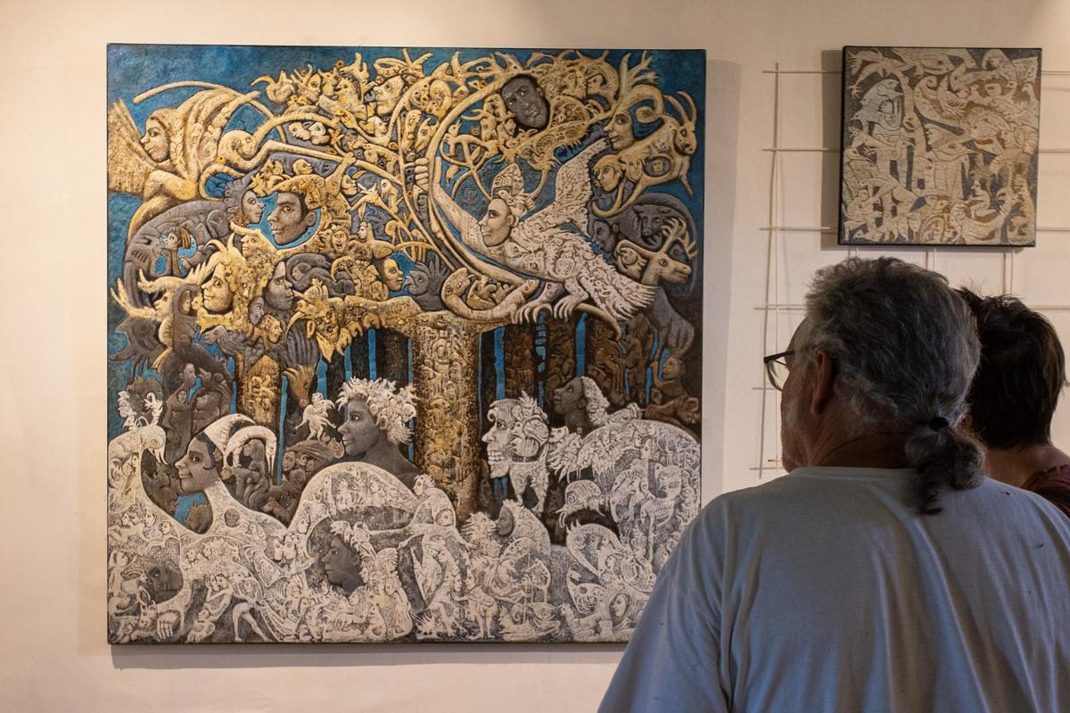 Les tableaux d’Adèle Bessy, à l’univers médiéval, ressemblent à des tapisseries.