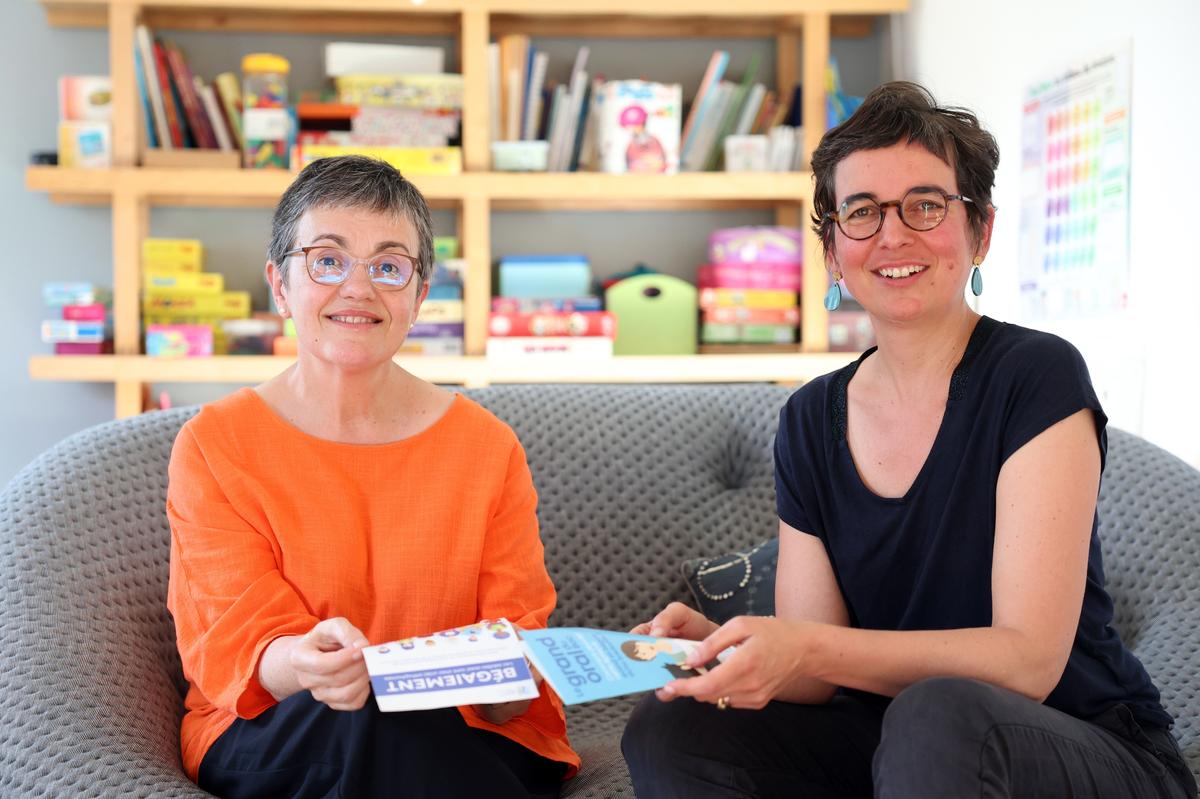 Véronique Ehlers (à g.) a vécu une carrière d’enseignante en dissimulant le plus clair du temps son bégaiement. Ici aux côtés de Christine Tournier, orthophoniste.
