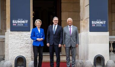 Le 19 mai 2025, le Premier ministre britannique, Keir Starmer, a reçu à  Londres la présidente de la Commission européenne, Ursula von der Leyen, et le président du Conseil européen, António Costa, pour le tout premier sommet bilatéral entre l