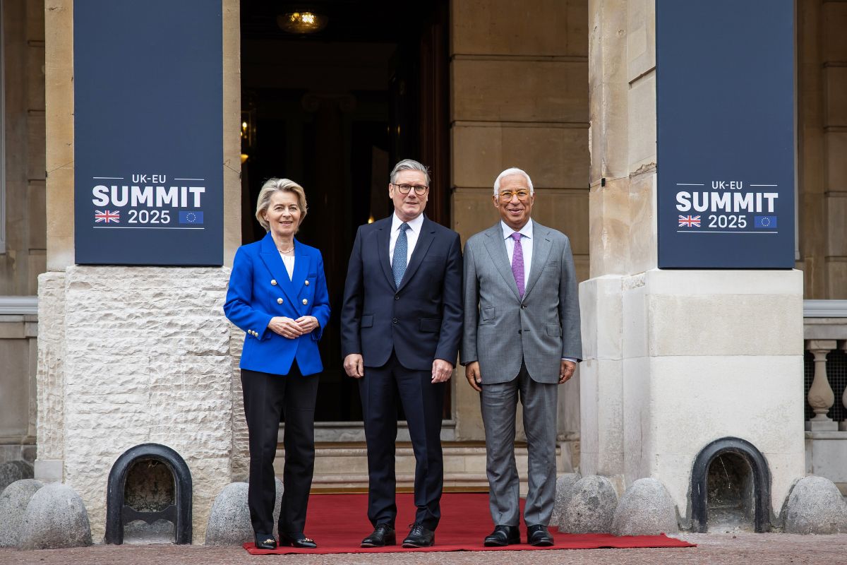 Le 19 mai 2025, le Premier ministre britannique, Keir Starmer, a reçu à  Londres la présidente de la Commission européenne, Ursula von der Leyen, et le président du Conseil européen, António Costa, pour le tout premier sommet bilatéral entre l