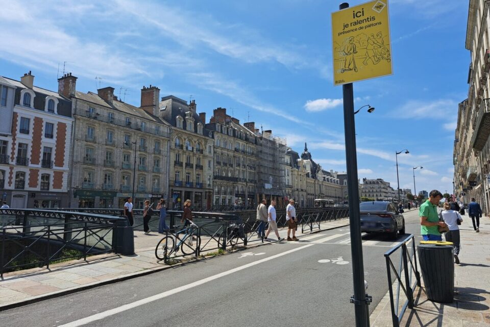 Quai Chateaubriand, l'affichage a été installé près d'un passage piéton au niveau de la station de métro Saint-Germain, de la piste cyclable et de la passerelle.