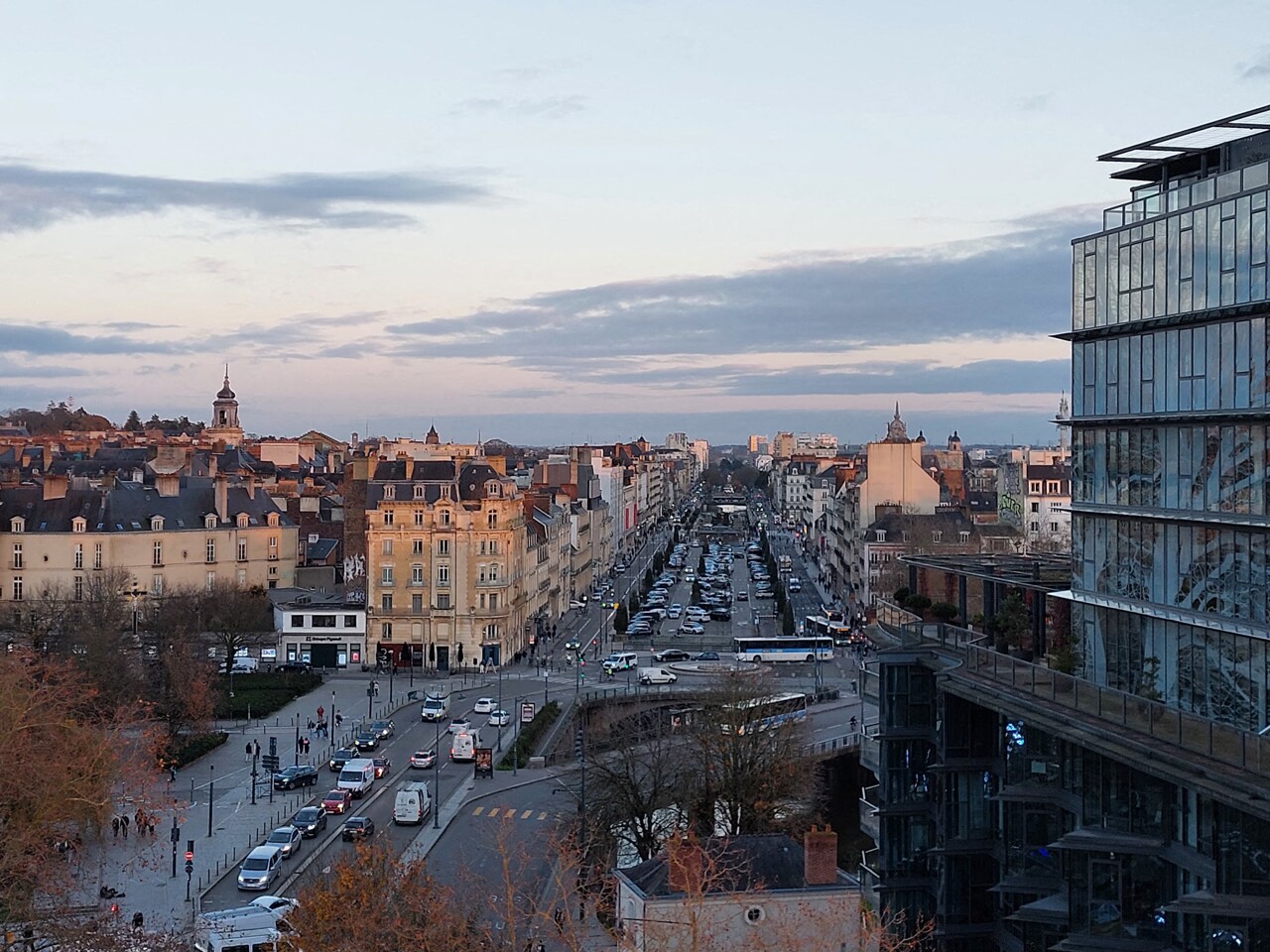 Démolition du parking Vilaine à Rennes. Une méthode impressionnante pour évacuer les gravats, on vous explique