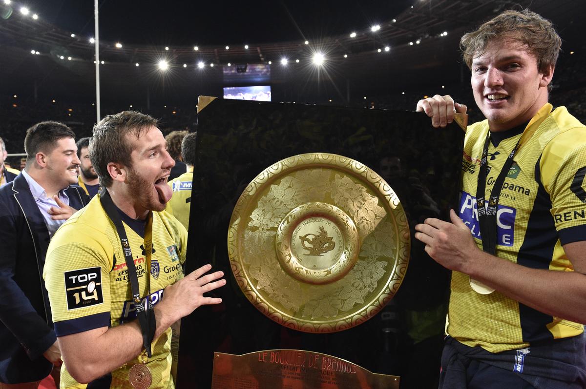 Pour Camille Lopez (à gauche), ici avec Arthur Iturria (à droite), le meilleur souvenir de sa riche carrière, c’est le Bouclier de Brennus remporté en 2017 avec Clermont.