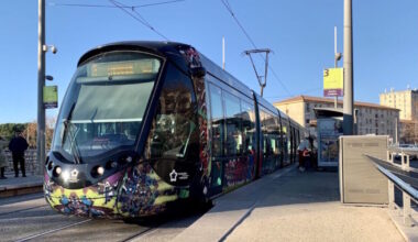 une femme suivie en sortant du tramway et rouée de coups par quatre adolescentes
