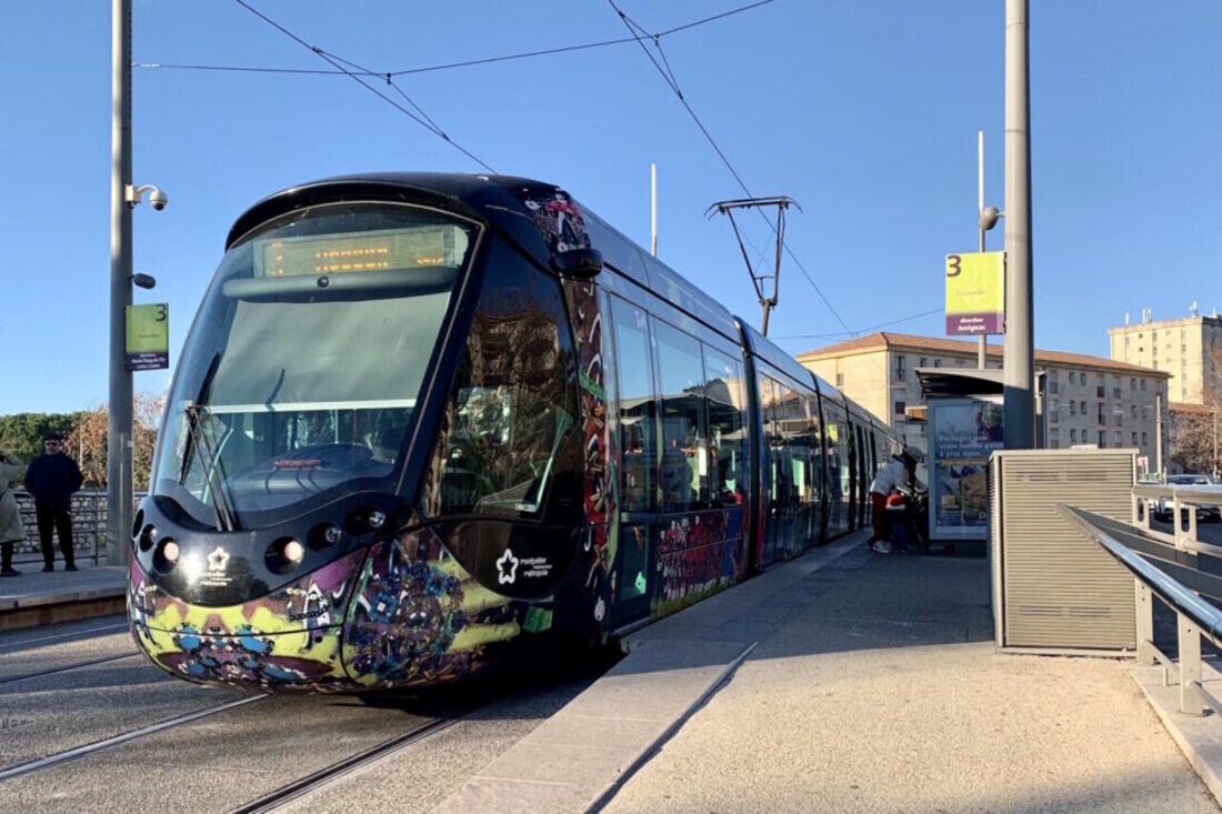 une femme suivie en sortant du tramway et rouée de coups par quatre adolescentes