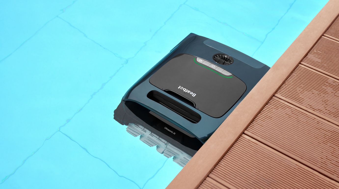 Beatbot AquaSense 2 au bord de la piscine
