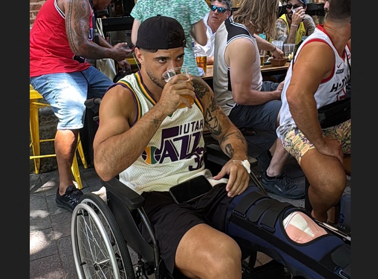 INSOLITE. À peine opéré, Romain Ntamack poursuit les festivités de Toulouse... en fauteuil roulant