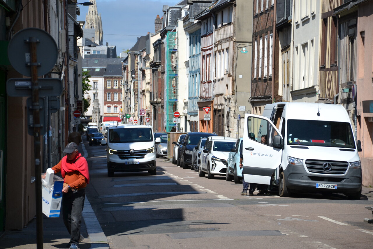 Papa Milano, supérette de produits italiens, fait partie des derniers arrivés dans la rue Saint-Hilaire.  (© FM/76actu)