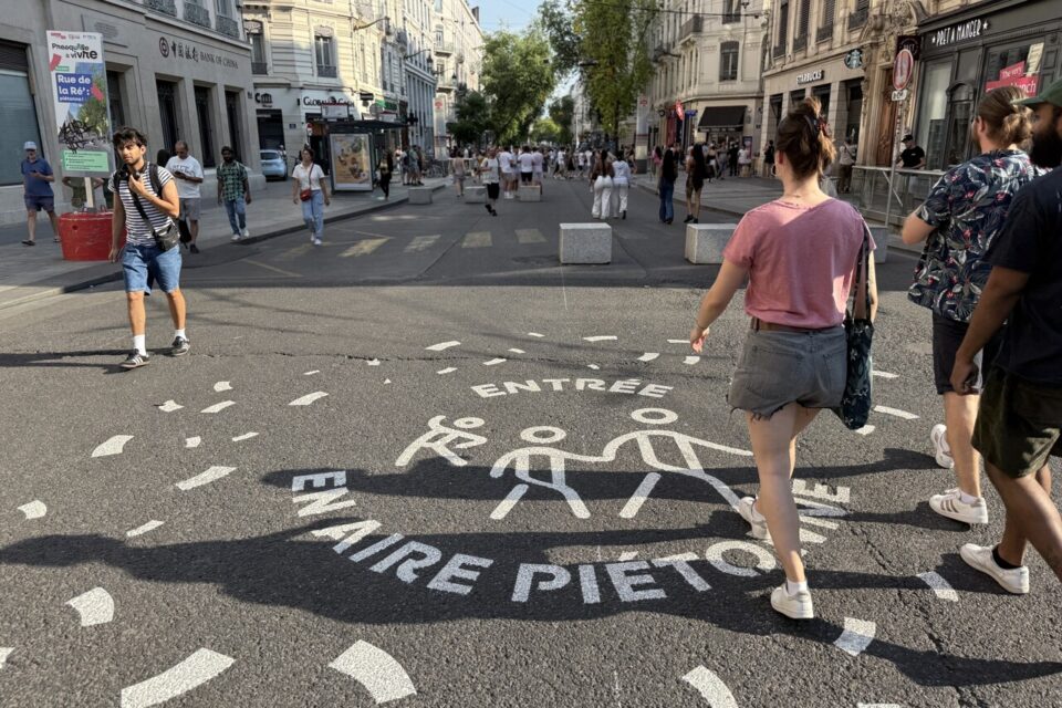 L'une des entrées d'aire piétonne rue de la République à Lyon.