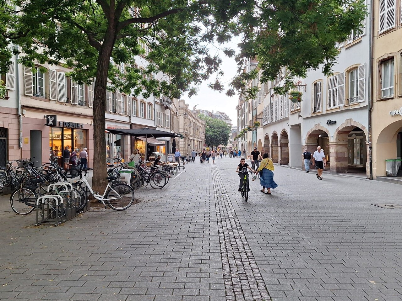 un homme entre la vie et la mort après avoir été poignardé rue des Grandes-Arcades
