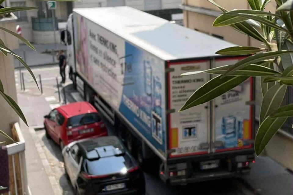 Lorsqu'ils tournent à droite, les poids lourd emboutissent souvent les voitures garées sur la dernière place.