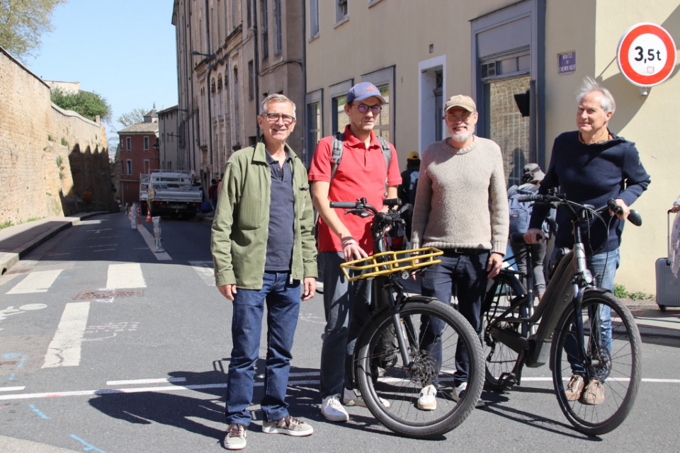 Les membres de deux collectifs appellent à la mobilisation contre le possible abandon des aménagements cyclables expérimentés sur la montée du Chemin-Neuf, dans le 5e arrondissement de Lyon.