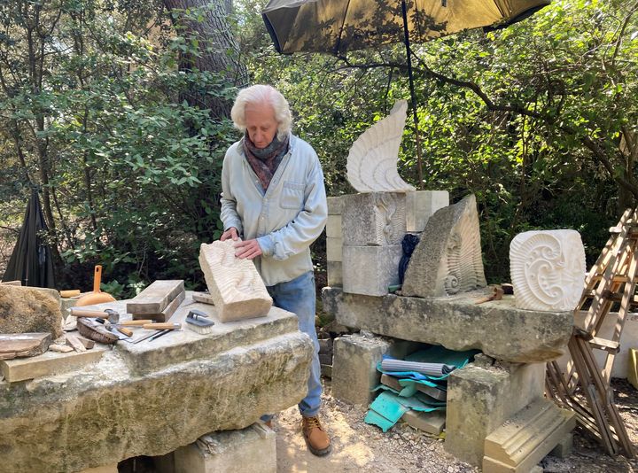 David Campbell, sculpteur et tailleur de pierre, installé sur le site des anciennes carrières de Bibémus, le 18 mars 2025. (VALERIE GAGET / FRANCEINFO CULTURE)