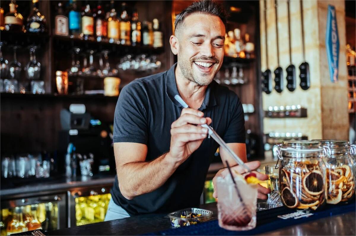 Serveur du RockWood qui prépare un cocktail