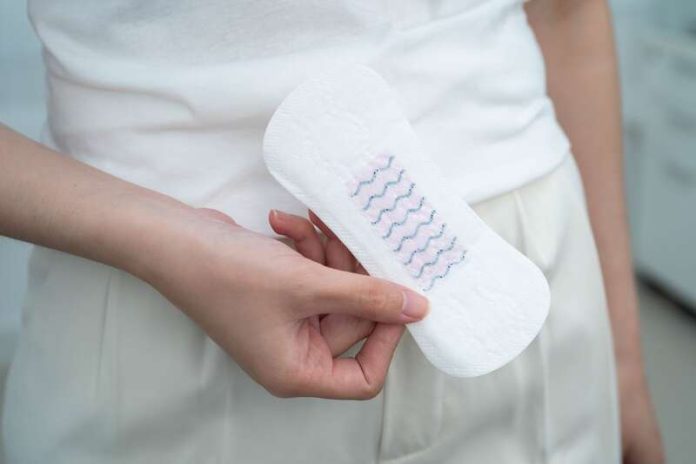 serviette hygiénique intelligente capable de détecter endométriose cancer ovaire sang des règles Ma Santé Une femme qui utilise la serviette hygiénique intelligente pour détecter une potentielle maladie grave.