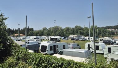 Faute d'aire disponible, une centaine de caravanes des gens du voyage s'installe sur un stade à Marseille