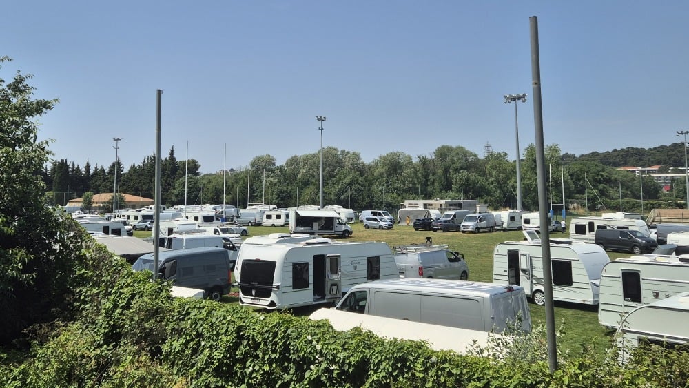 Faute d'aire disponible, une centaine de caravanes des gens du voyage s'installe sur un stade à Marseille