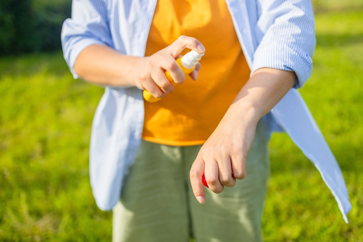 Ce que les dermatologues font pour se protéger des piqûres de moustiques