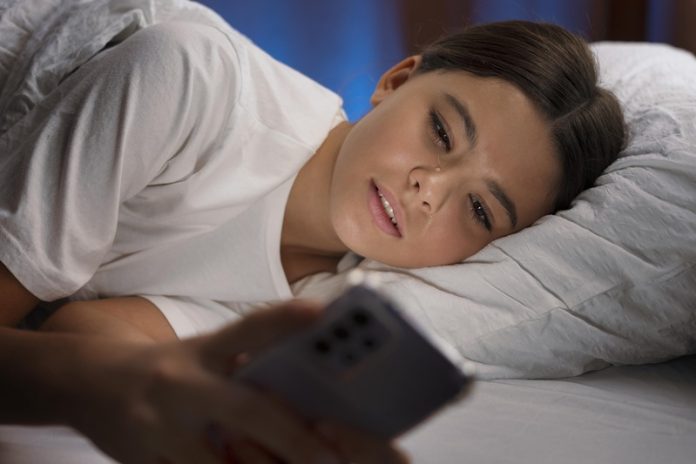 skinnytok dangers trend toktok minceur santé mentale des jeunes Ma Santé Une adolescente triste devant la trend SkinnyTok de TikTok.