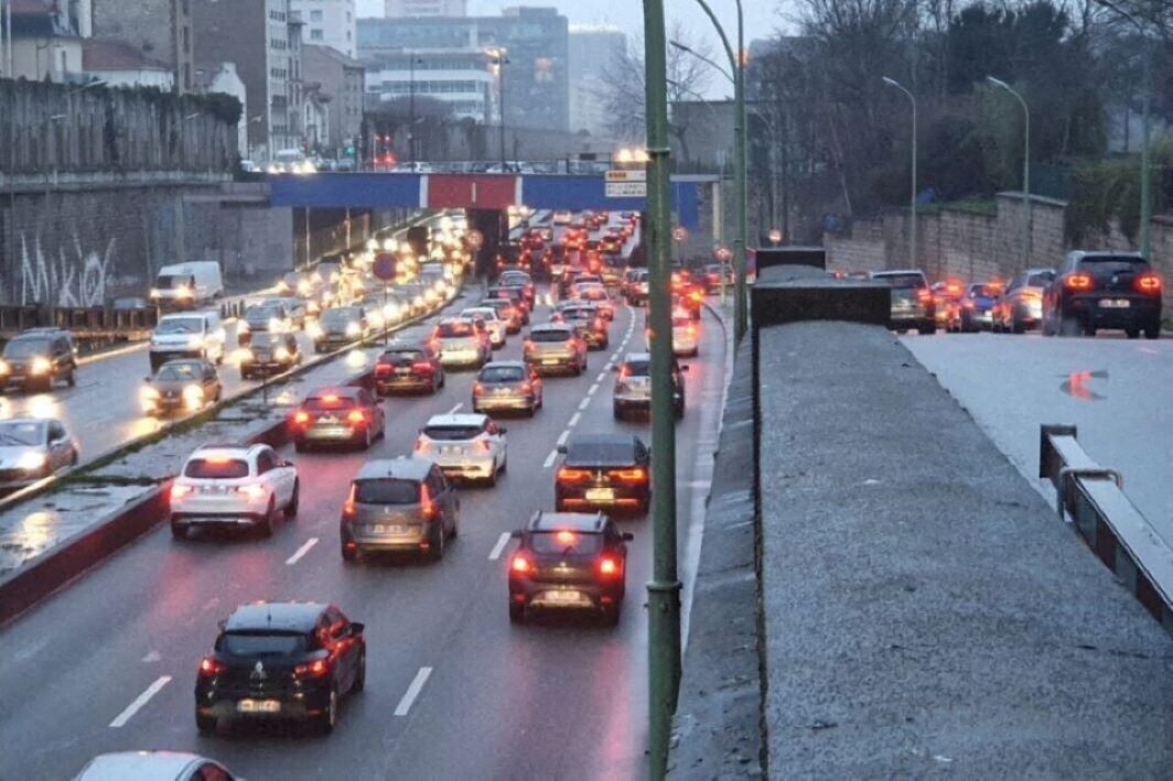 Circulation très encombrée sur les routes de Paris et d'Île-de-France, 360 kilomètres de bouchons cumulés