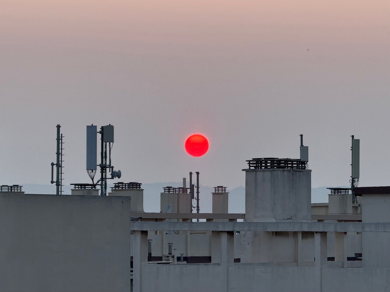 Un incroyable soleil rouge dans le ciel de Marseille : voici l'explication