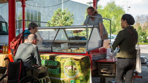 Sous la halle ouverte de l’Octroi, le premier marché issu du budget participatif a vu le jour en 2021.  Photo Bastien Sittler