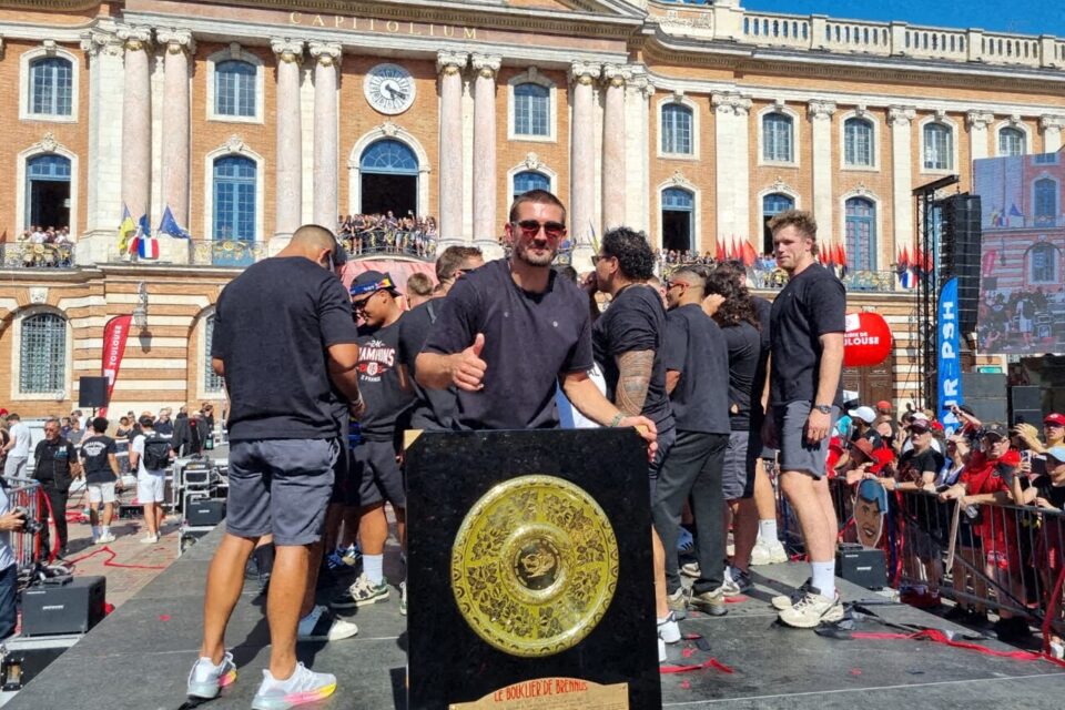 Thomas Ramos pose devant le Bouclier de Brennus.