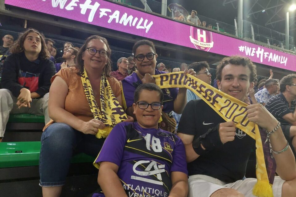 Mélanie, Ophélie, Manek et Maxime, donnent de la voix pour supporter le HBC Nantes. 